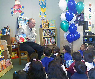 image of Tony Vaughn reading to students