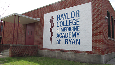 400pxThis-year-Ryan-Middle-opened-as-a-brand-new-magnet-school.-It_s-a-partnership-with-Baylor-College-of-Medicine-and-prepares-students-for-the-health-sciences.png