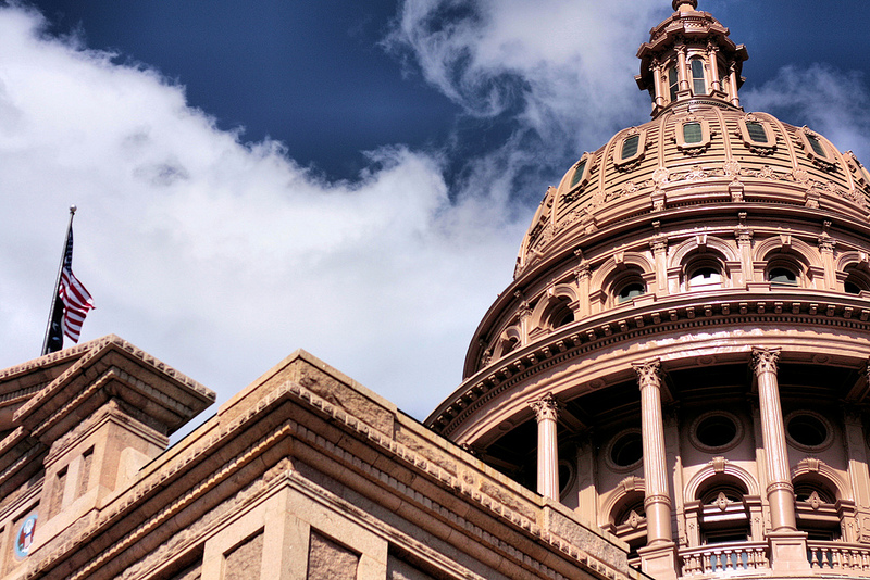 sd-view-looking-up-tx-capitol-800px-flickr-image-phil-roeder.jpg