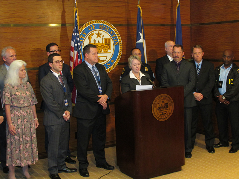 Houston-Mayor-Annise-Parker-and-HPOU-President-Ray-Hunt-proposed-contract.png