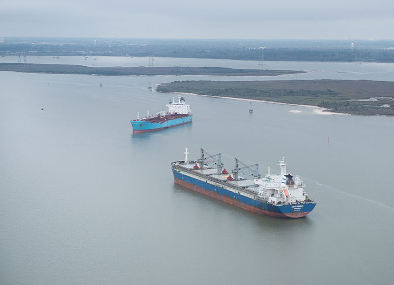 chemical-tanker-Carla-Maersk-and-the-bulk-carrier-Conti-Peridot-800px.jpg