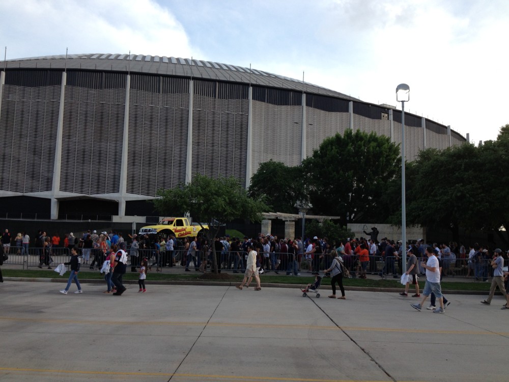 The Harris County Commissioners Court has tasked the County Engineer's Office (OCE) with preparing a study about the feasibility and impact of building a parking lot under the Astrodome, although there is the alternative of turning that space into storage areas. 