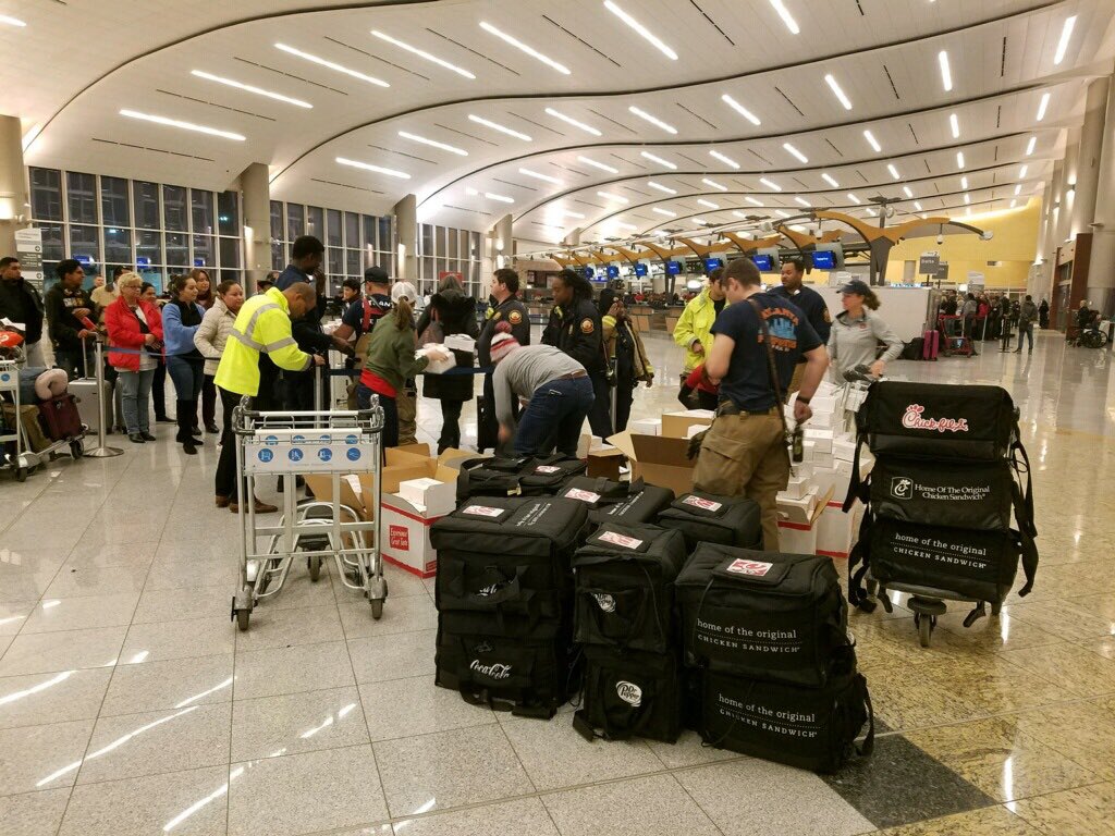 A sudden power outage at the Hartsfield-Jackson Atlanta International Airport on Sunday grounded scores of flights and passengers during one of the busiest travel times of the year. 