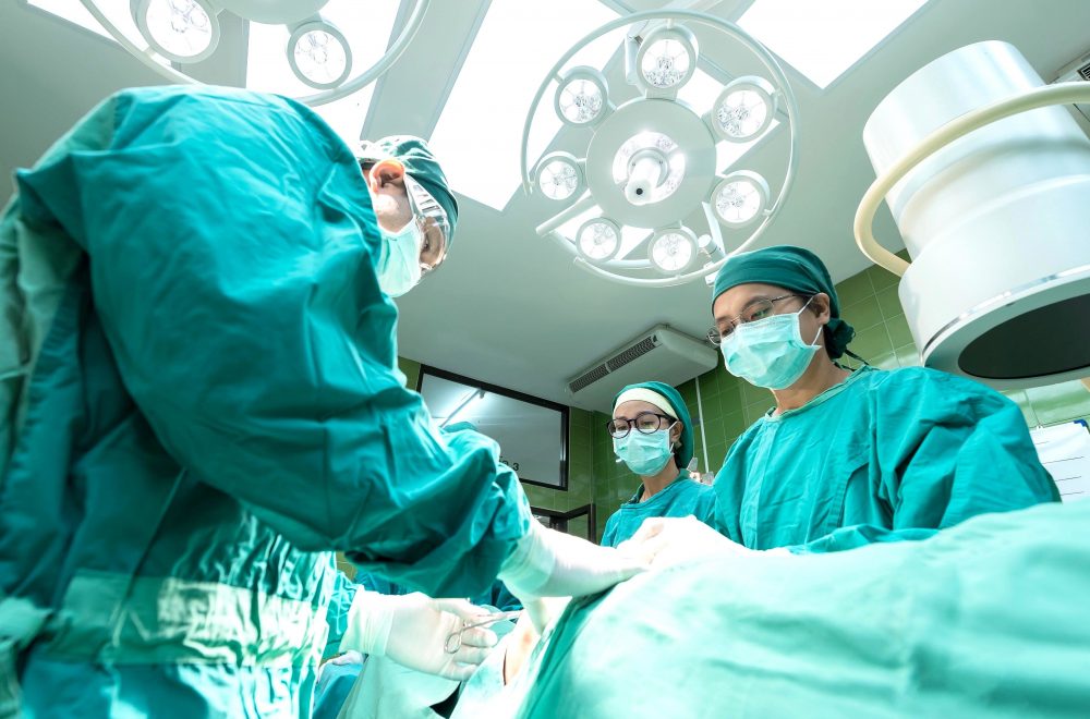 doctors, performing, operation