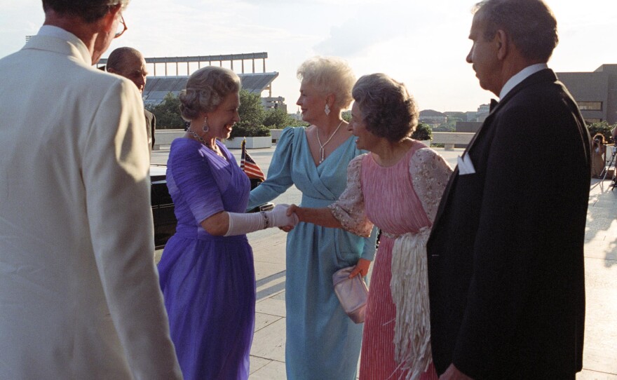 When Queen Elizabeth II came to Texas, she met with 5 influential women in politics — but never LBJ – Houston Public Media
