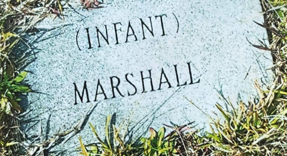 A grave in east Texas that says "(Infant) arshall"